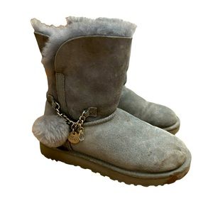 UGG Women's‎ Classic Short Charm Boots Grey Size 6 Flaw Stain
